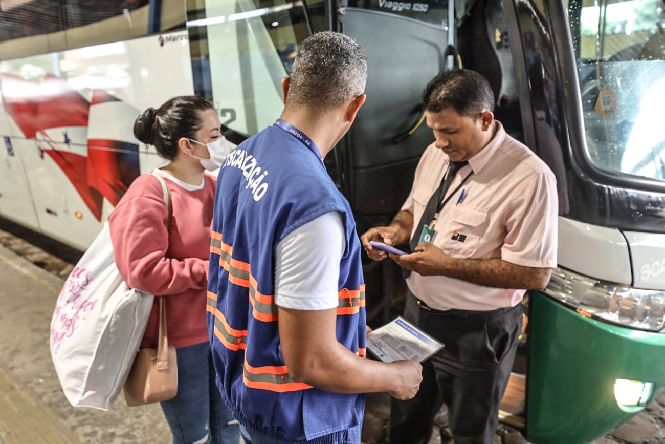 Fiscal da Arcom-PA acompanha embarque de passageira no Terminal Rodoviário de Belém