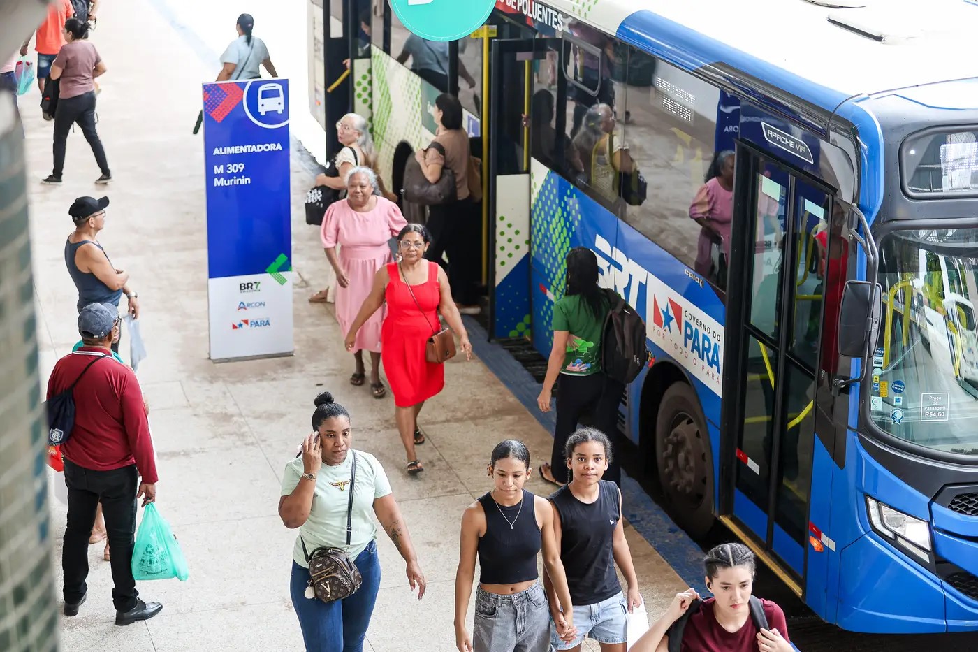 Terminal de integração com passageiros próximos ao ônibus do BRT Metropolitano