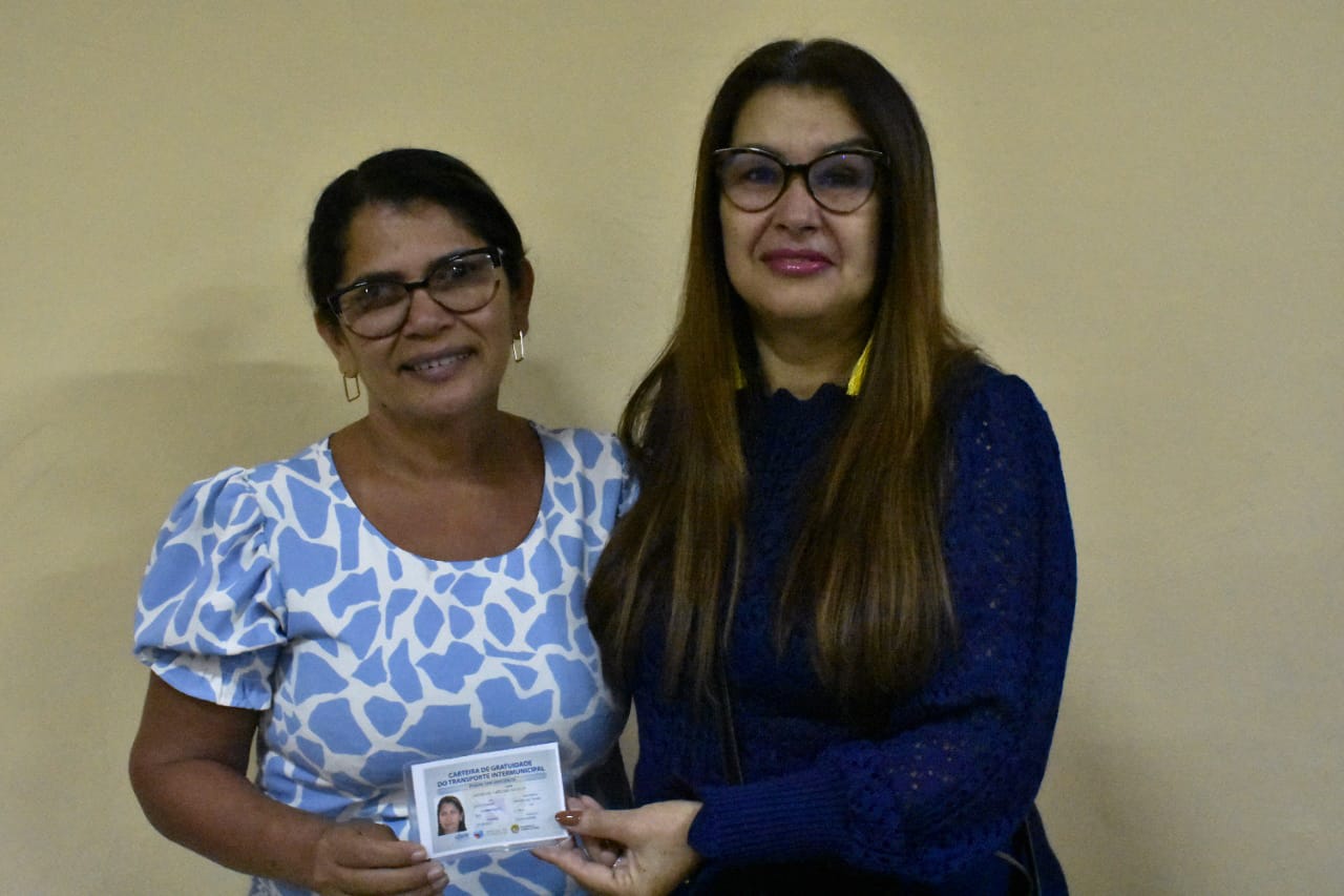 foto Jakeline Cardoso recebendo sua carteira